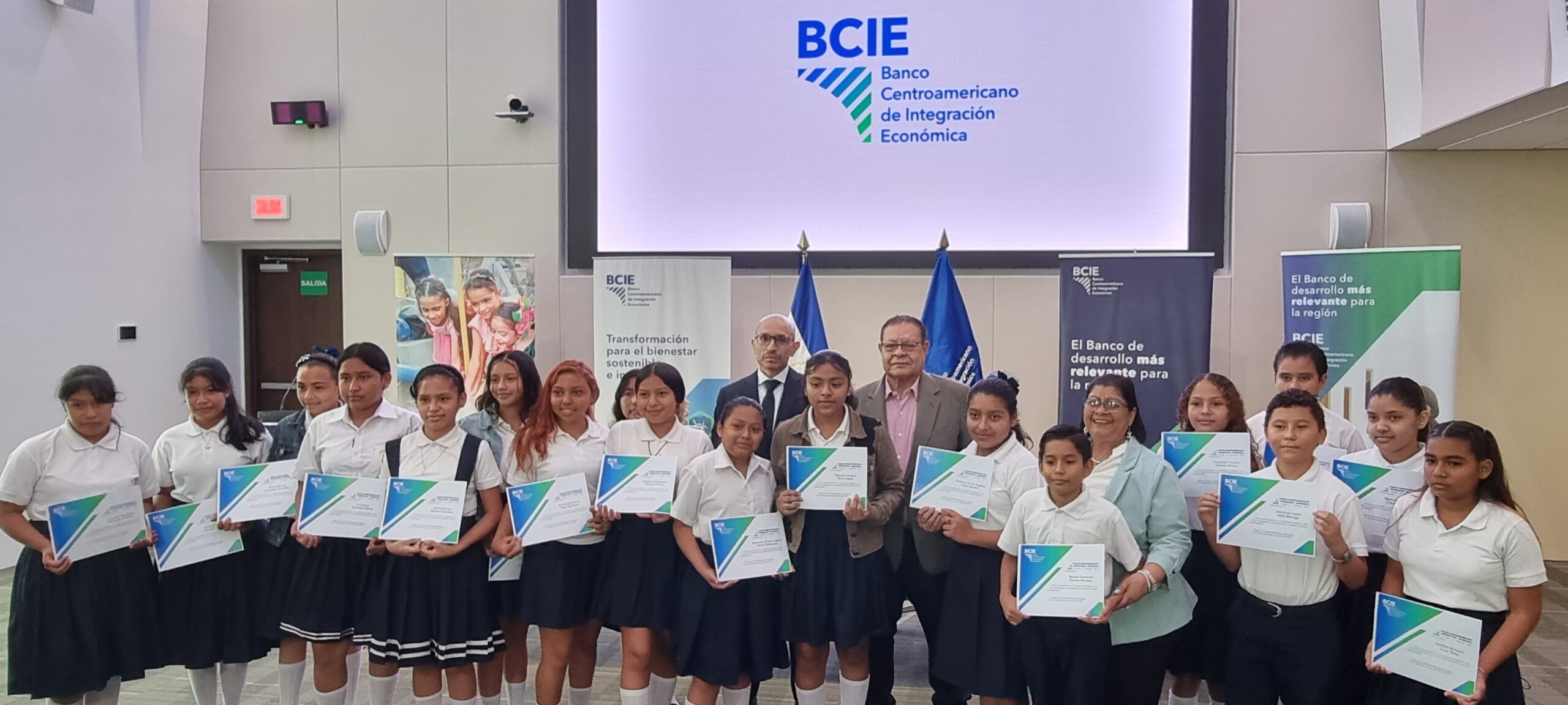 BCIE selecciona a Nicaragua para iniciar entrega de becas estudiantiles