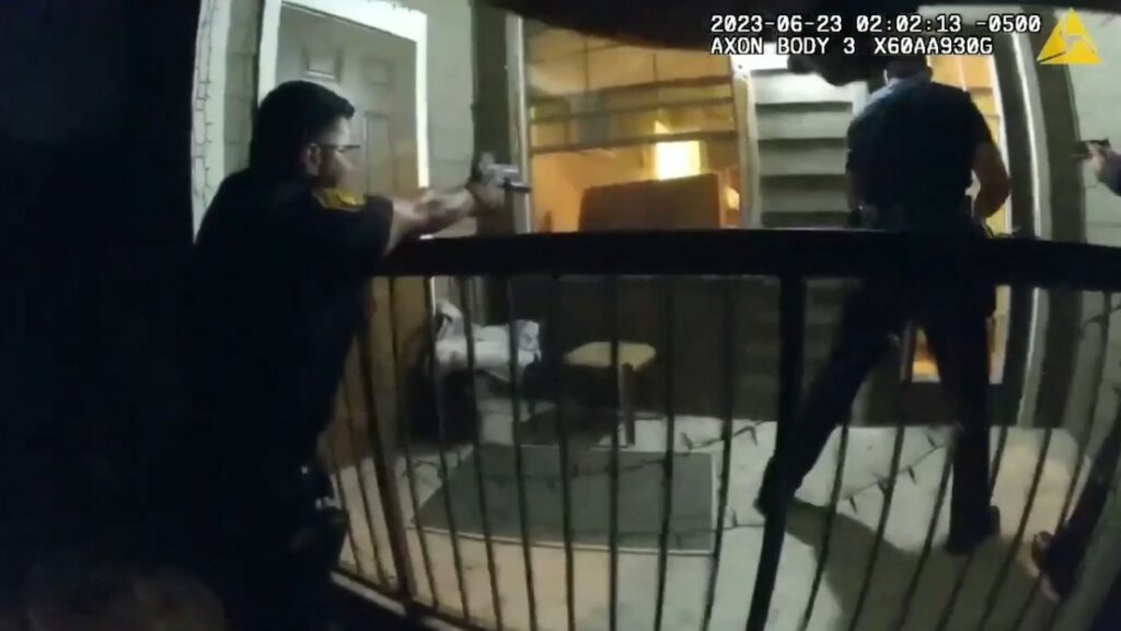 Acusan a tres policías de Texas de matar a una mujer que padecía una "crisis de salud mental