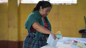 Cierran los colegios electorales en Guatemala