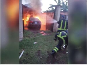 Incendio consume un auto y dos motocicletas en Rivas