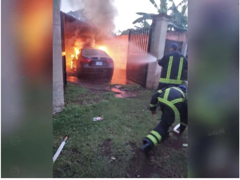 Incendio consume un auto y dos motocicletas en Rivas
