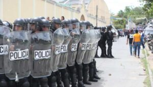 Policía guatemalteca usa gases lacrimógenos por disturbios en San José del Golfo