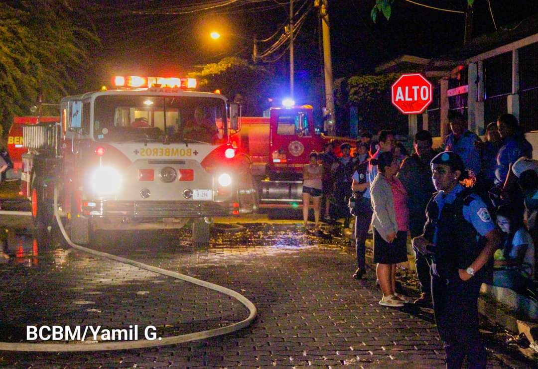 Bomberos apagaron fuerte incendio en tapicería del barrio Monseñor Lezcano