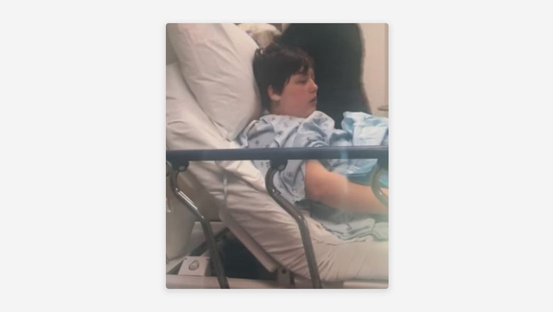 Una joven demanda a médicos por extirparle los senos cuando tenía 13 años bajo la “creencia errónea” de que era transgénero