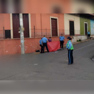 Un fallecido y un lesionado grave dejó el irrespeto de luz roja de semáforo en Granada