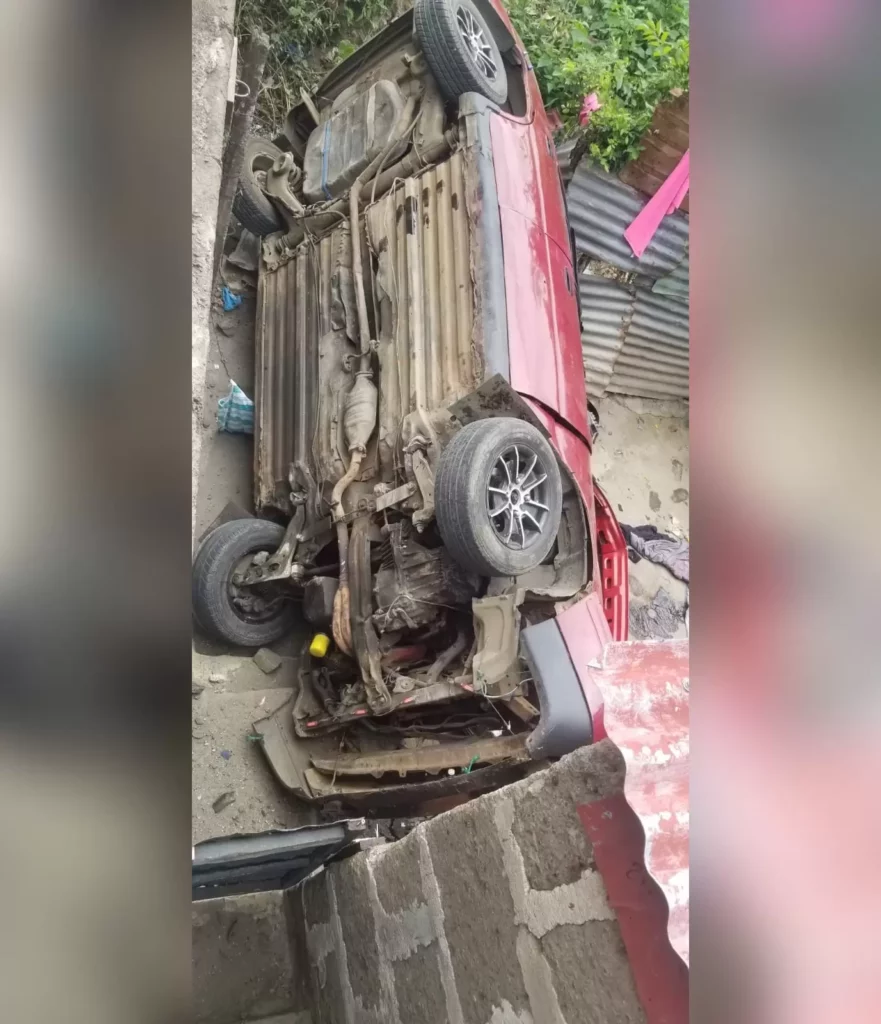 Un lesionado tras que un vehículo se saliera de la vía y cayera en el patio de una casa en Diriamba