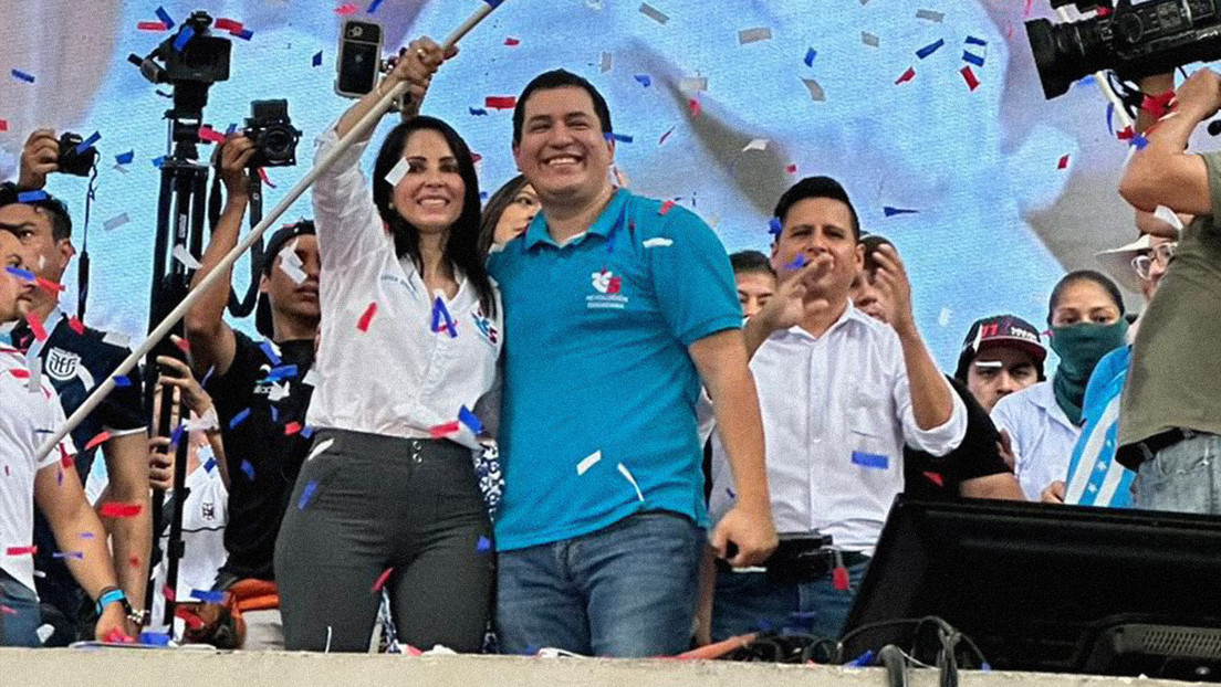 Lanzan gases lacrimógenos a candidatos correístas a las afueras del CNE en Quito