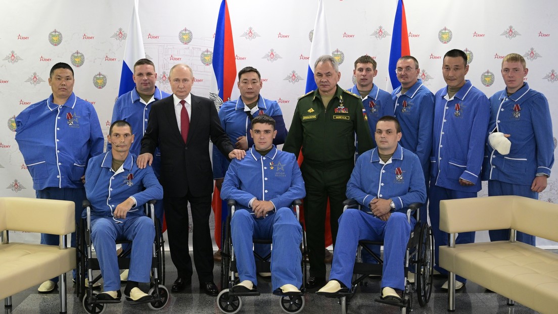 Putin acude a un hospital militar para condecorar a soldados rusos heridos durante el operativo en Ucrania