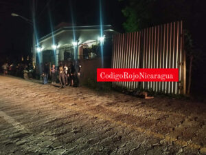 Fernando Simón González Franco, de 47 años de edad, falleció después de ser arrollado por un vehículo, cuyo conductor se dio a la fuga en en una calle del Plan del Valle de la Laguna, en la ciudad de Masaya, la madrugada de este lunes. Habitantes del sector, dijeron que la víctima quien estaba en estado de ebriedad, fue encontrado boca abajo y en un charco de sangre, además se le veían las marcas de las llantas del vehículo en su espalda. En este caso se manejan dos hipótesis, la primera sospechan que pudo ser un bus el causante de la tragedia, la segunda es que González, a causa del estado de embriaguez en que se encontraba, pudo haberse quedado dormido sobre la vía y lamentablemente al ser una calle oscura, los conductores no lograron observarlo a tiempo. Agentes de tránsito junto a la médico forense se presentaron al lugar de la tragedia; el cuerpo de Simón sería entregado a sus familiares para que le brinden las debidas honras fúnebres.