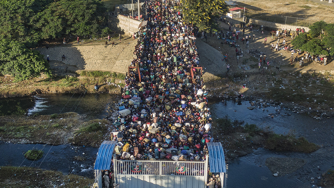 Niño queda colgando del camión de migraciones que se lleva a su madre en República Dominicana