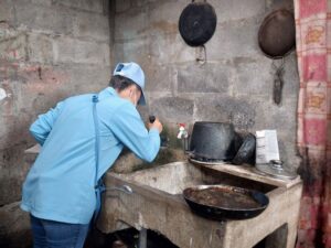 Brigadas del MINSA fumigan y abatizan casas de la colonia Villa Vallarta