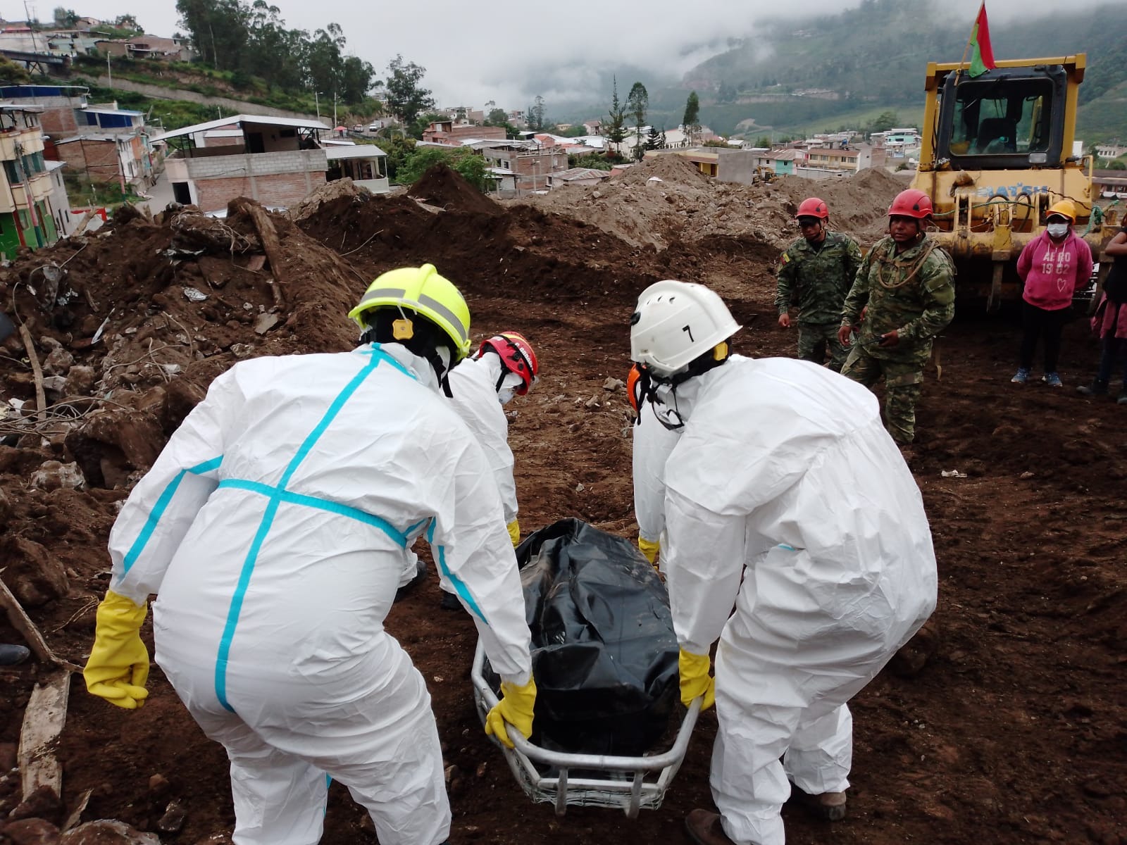 Aumenta a 60 número de fallecidos por alud en Alausí, Ecuador