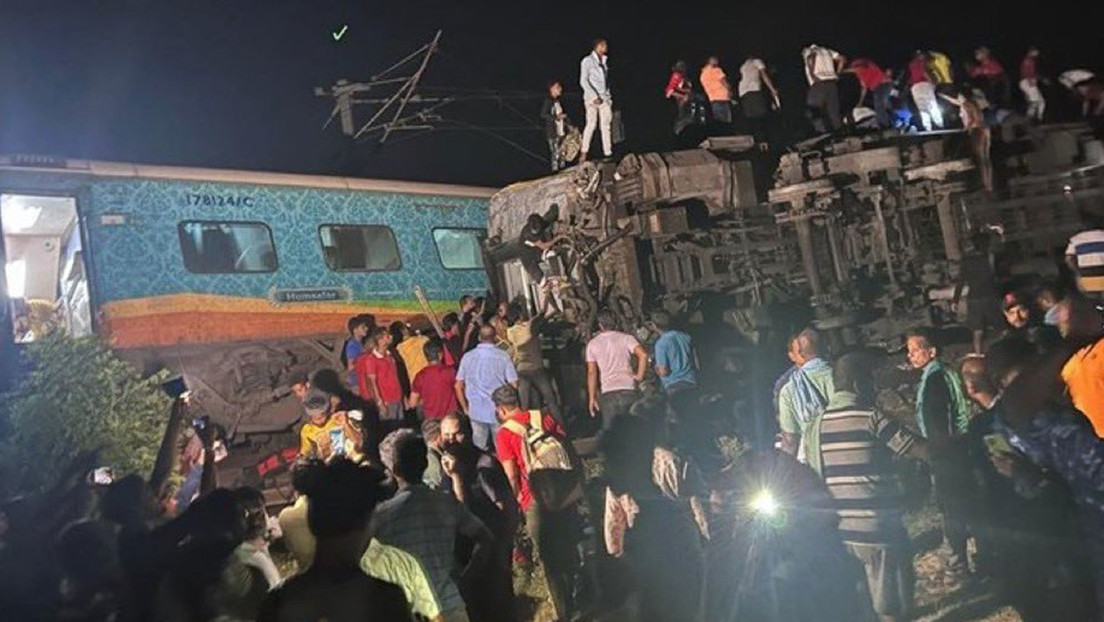 Decenas de muertos y cientos de heridos tras chocar un tren de pasajeros contra uno de mercancías en la India