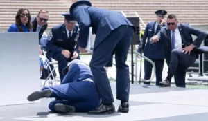 Joe Biden se cayó durante un acto de graduación de la Fuerza Aérea de EEUU