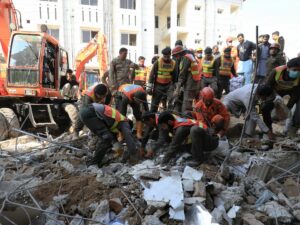 Ascienden a 54 los muertos por el atentado suicida en Pakistán