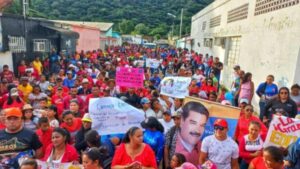 Presidente Nicolás Maduro saluda a la población que se movilizó en defensa de Venezuela