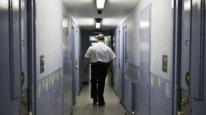 Reclusa ve morir a su bebé recién nacido tras 12 horas de parto no asistido dentro de su celda