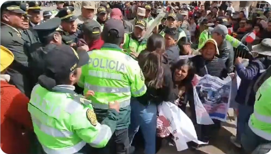 Perú: Policía reprime a familiares de los fallecidos en las protestas contra Boluarte