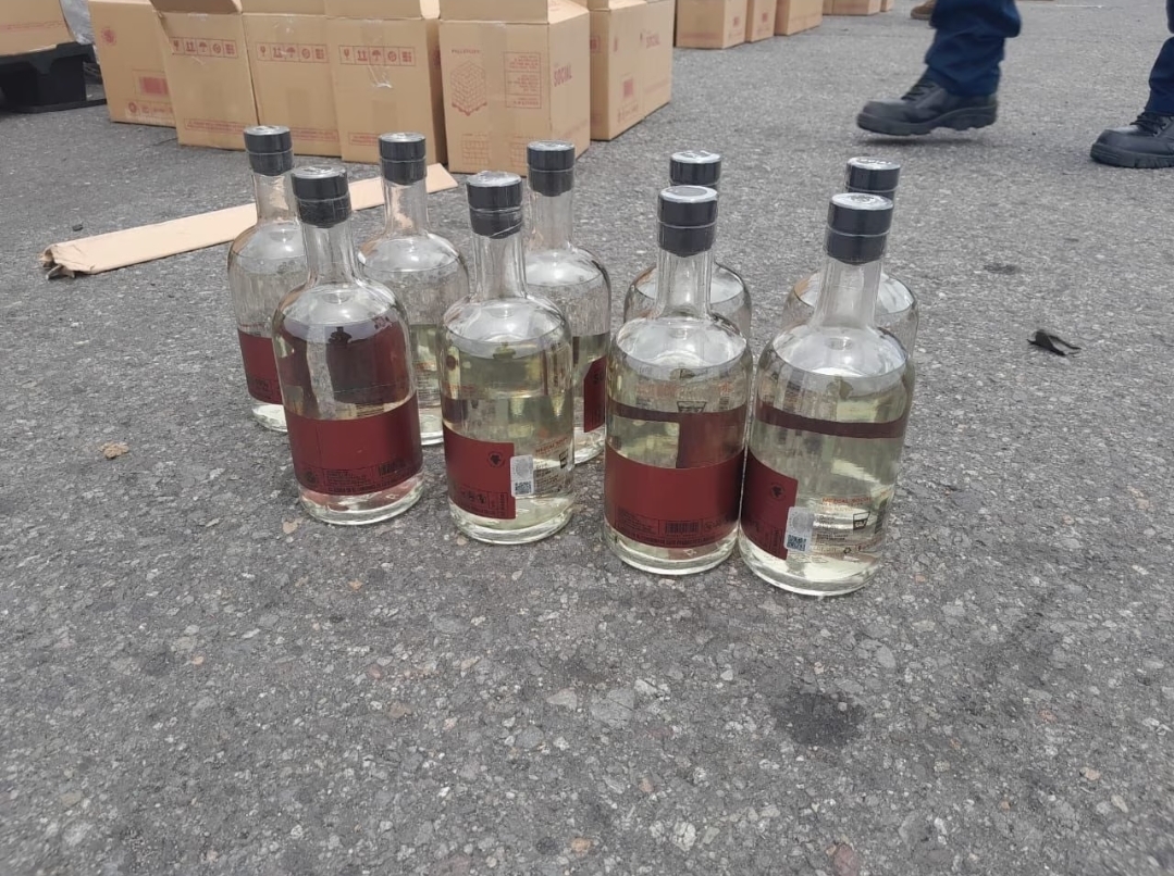 Incautan en México más de 5 toneladas de metanfetamina escondidas en botellas de licor