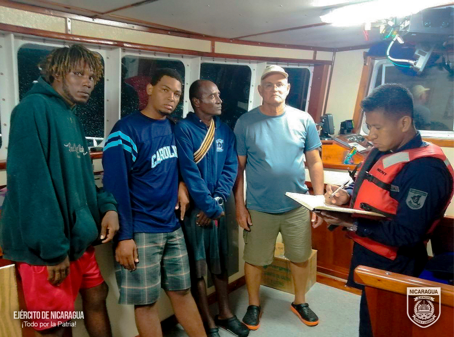 Naval del Caribe rescata a 3 dominicanos tras que su panga sufriera daño en el motor