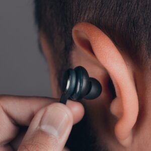 Los audífonos pueden reducir el riesgo de deterioro cognitivo a casi la mitad, según un estudio en The Lancet