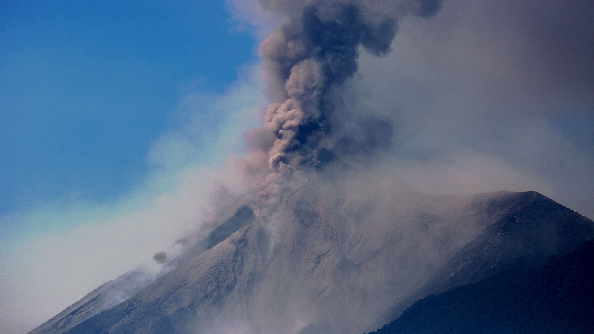 El volcán de Fuego en Guatemala entra en erupción y lanza ceniza hasta 4.800 metros de altura