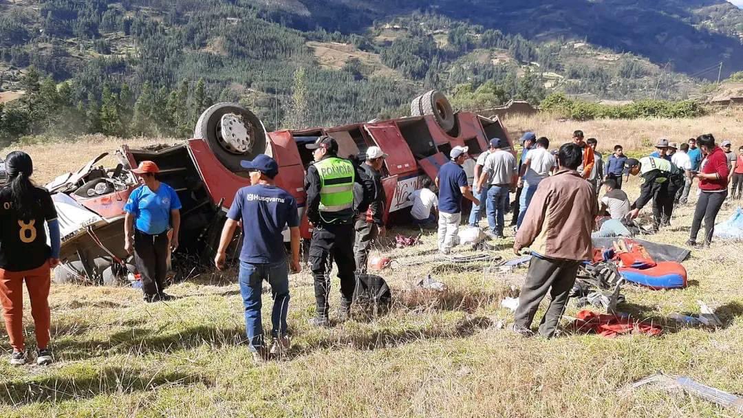 Al menos 13 fallecidos tras caer un bus a un abismo en Perú