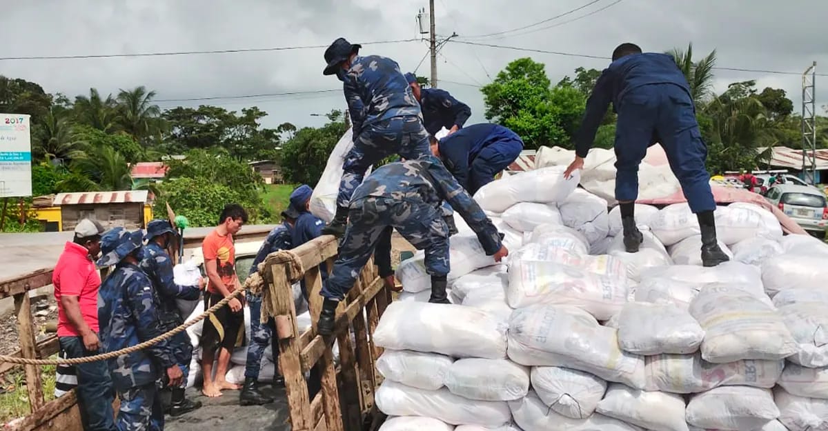 Naval realiza descargue de 965 paquetes alimenticios en Bluefields