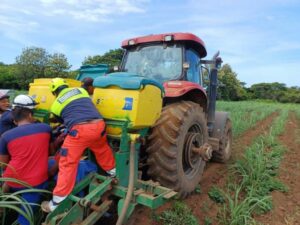Máquina cultivadora corta pierna de un joven en el municipio de El Viejo