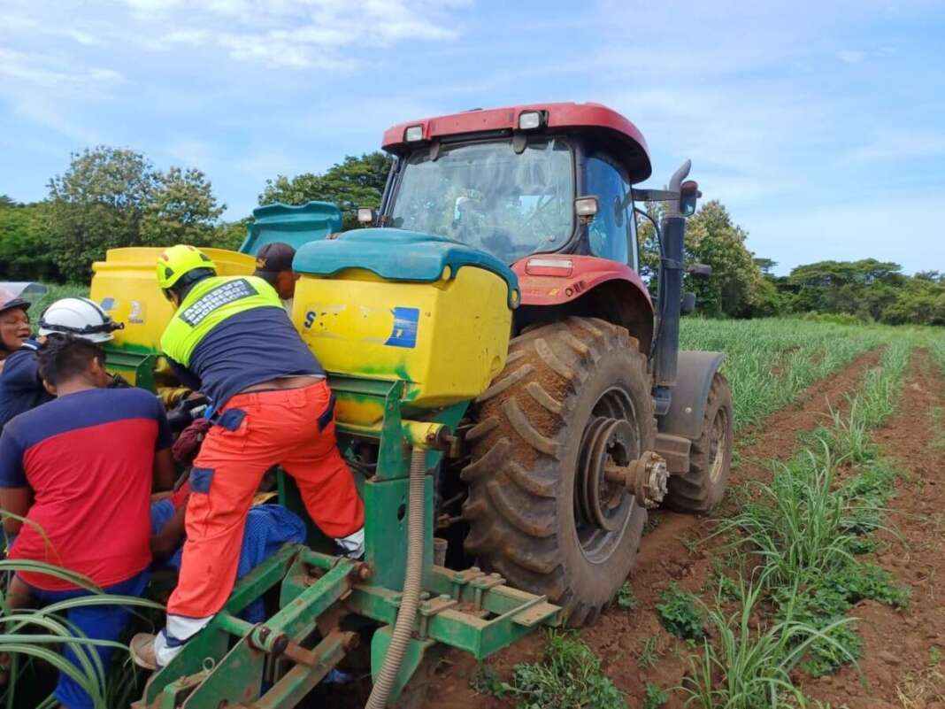 Máquina cultivadora corta pierna de un joven en el municipio de El Viejo
