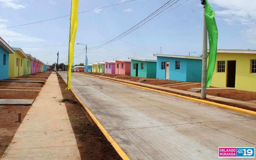 Gobierno sandinista beneficia a 231 familias al entregarle sus casas en urbanización Villa Santiago