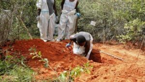 Aumentan a 372 los cuerpos encontrados tras inmolación en Kenia