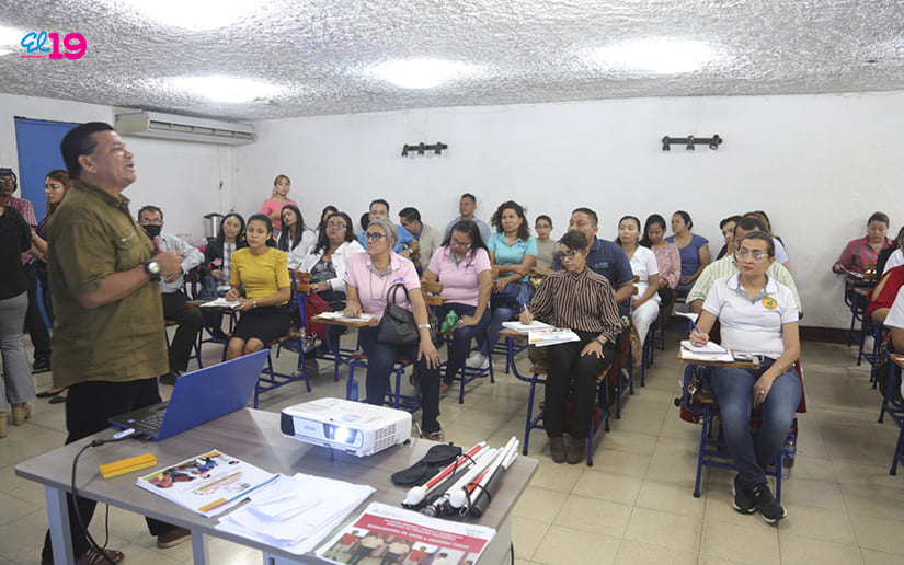 Servidores públicos se preparan en técnicas de atención a personas con discapacidad