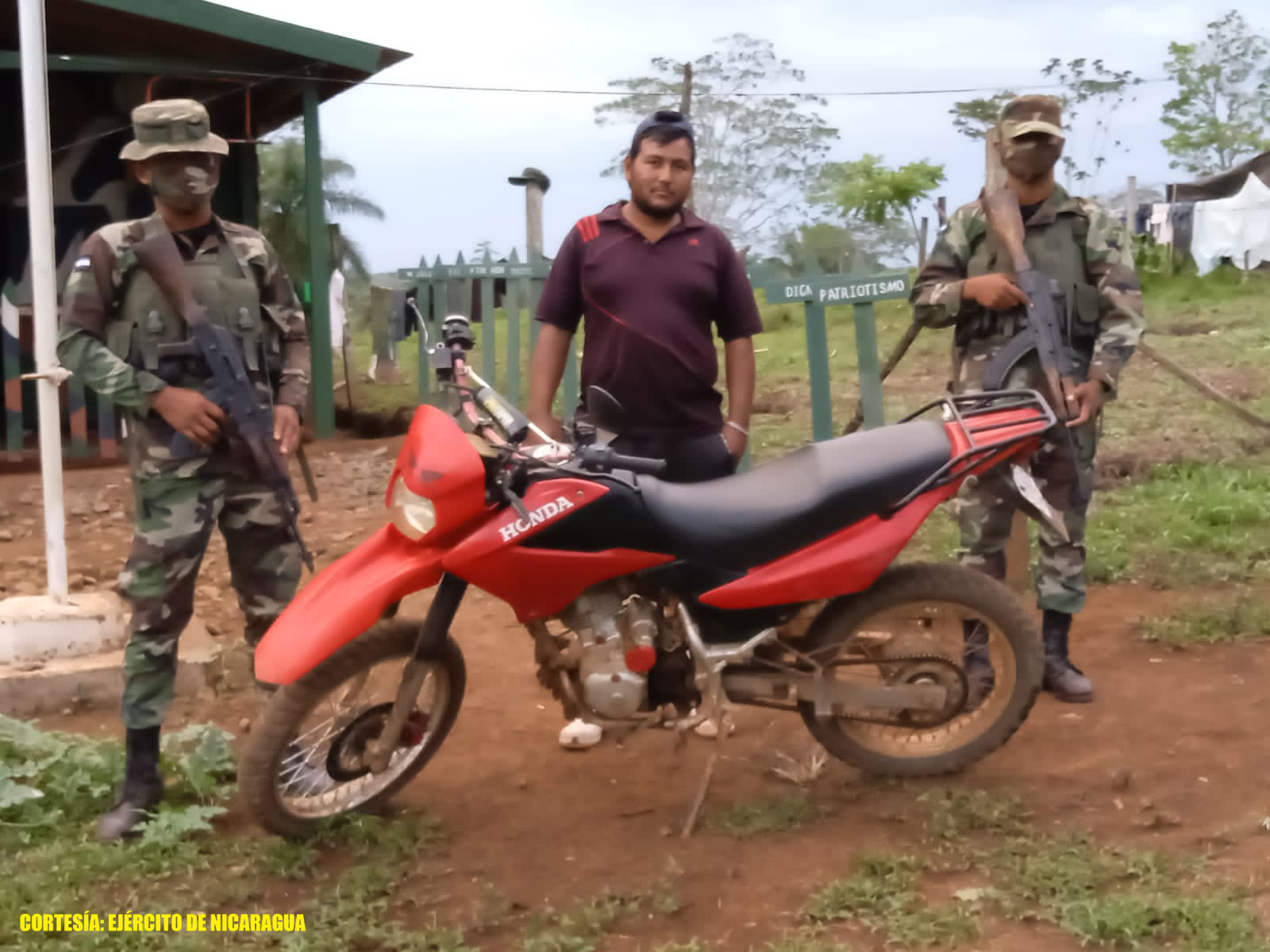 Ejército retiene a 12 nicaragüenses, un tico y armas en varias acciones en áreas limítrofes con Costa Rica