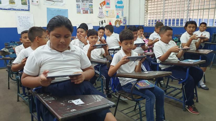 MINED entrega aula digital móvil con 35 tablets al colegio Bertha Díaz en Managua