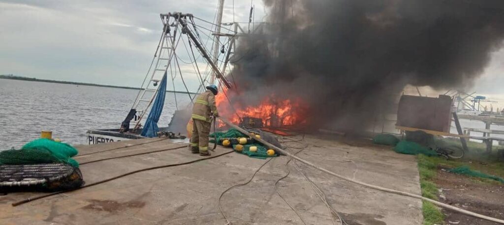 Incendio consume un barco pesquero en Puerto Corinto