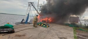 Incendio consume un barco pesquero en Puerto Corinto