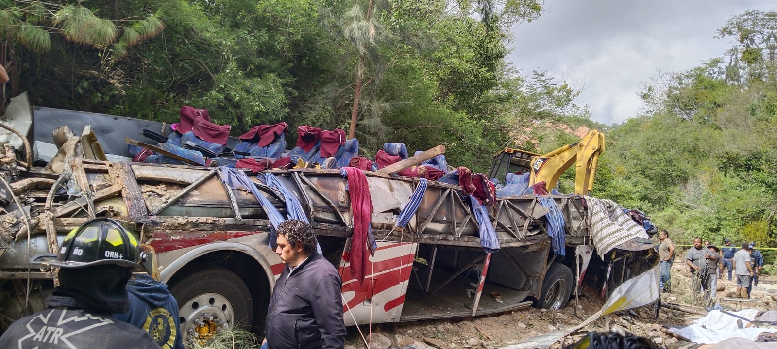 Reportan al menos 27 muertes tras volcadura de autobús al sur de México