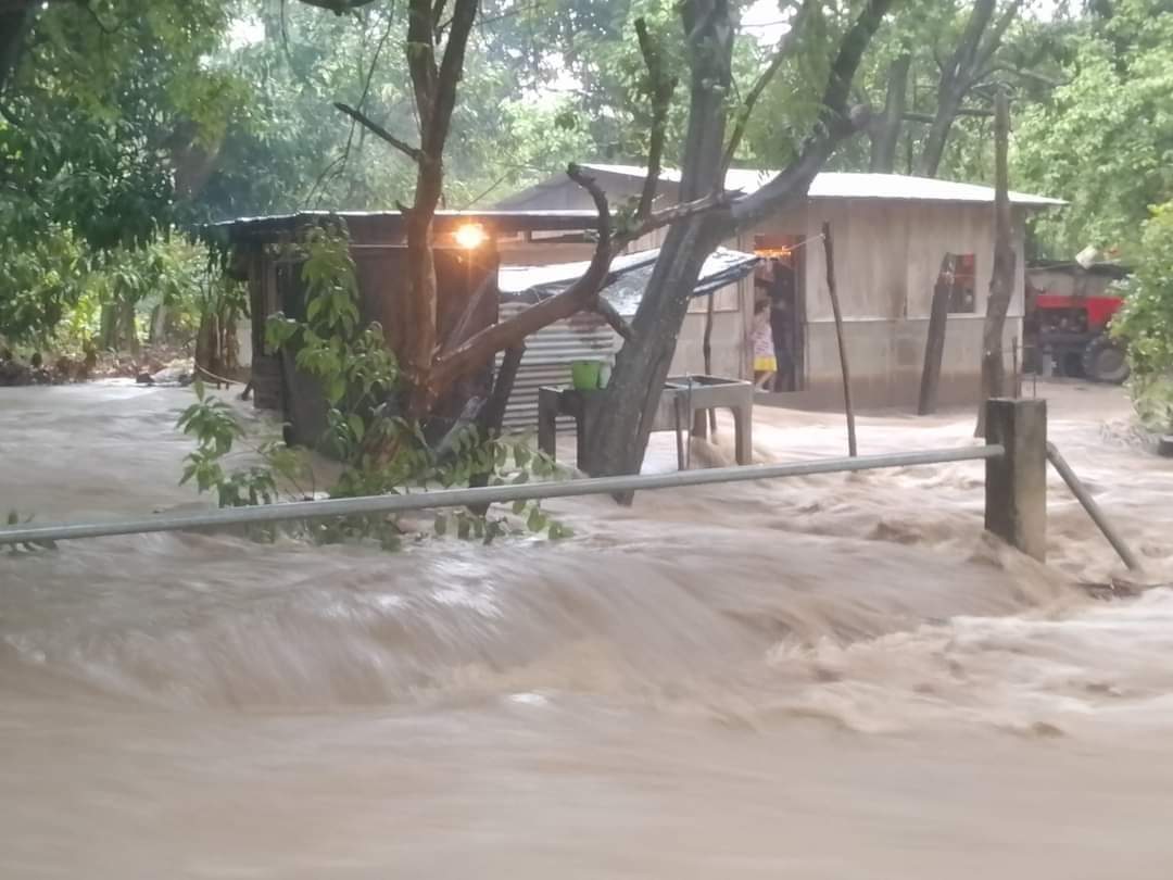 Más de 178 familias afectadas por crecida de río Ochomogo