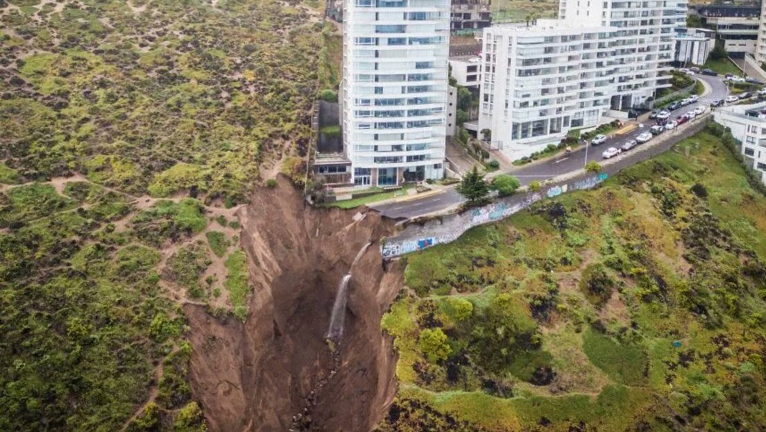 Un edificio queda al borde del colapso por un enorme socavón en las costas de Chile