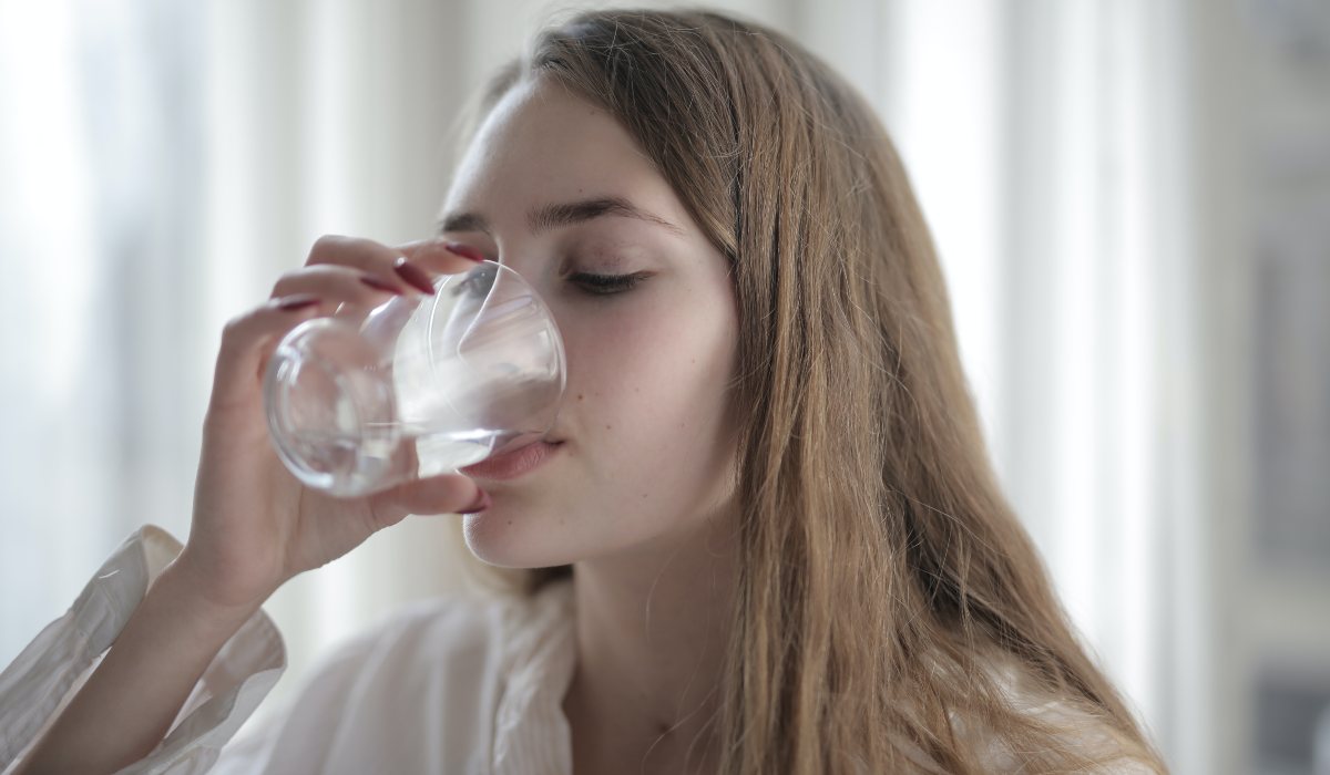¿Qué cantidad de agua se recomienda beber al día?