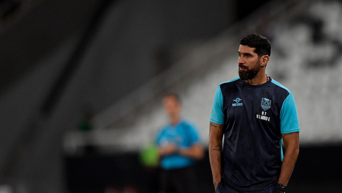 El ‘Loco’ Abreu rompe un monitor en pleno partido: “Uno piensa que el VAR viene para ayudar”