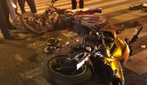 Triple colisión entre motorizados deja a dos graves en el Caribe Sur