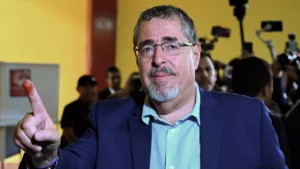 Bernardo Arévalo triunfa con amplia ventaja sobre la candidata Torres en el balotaje de Guatemala