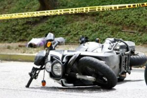 Motorizado borracho muere al estrellarse contra un bus en Río San Juan
