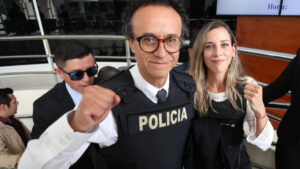 Con chaleco antibalas, casco y escudo protector, votó Zurita, el candidato que reemplazó al asesinado Villavicencio