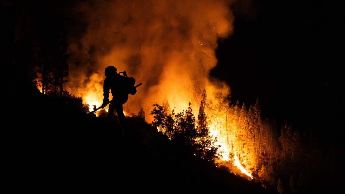 El incendio en la isla española de Tenerife triplica su extensión en tan solo 24 horas