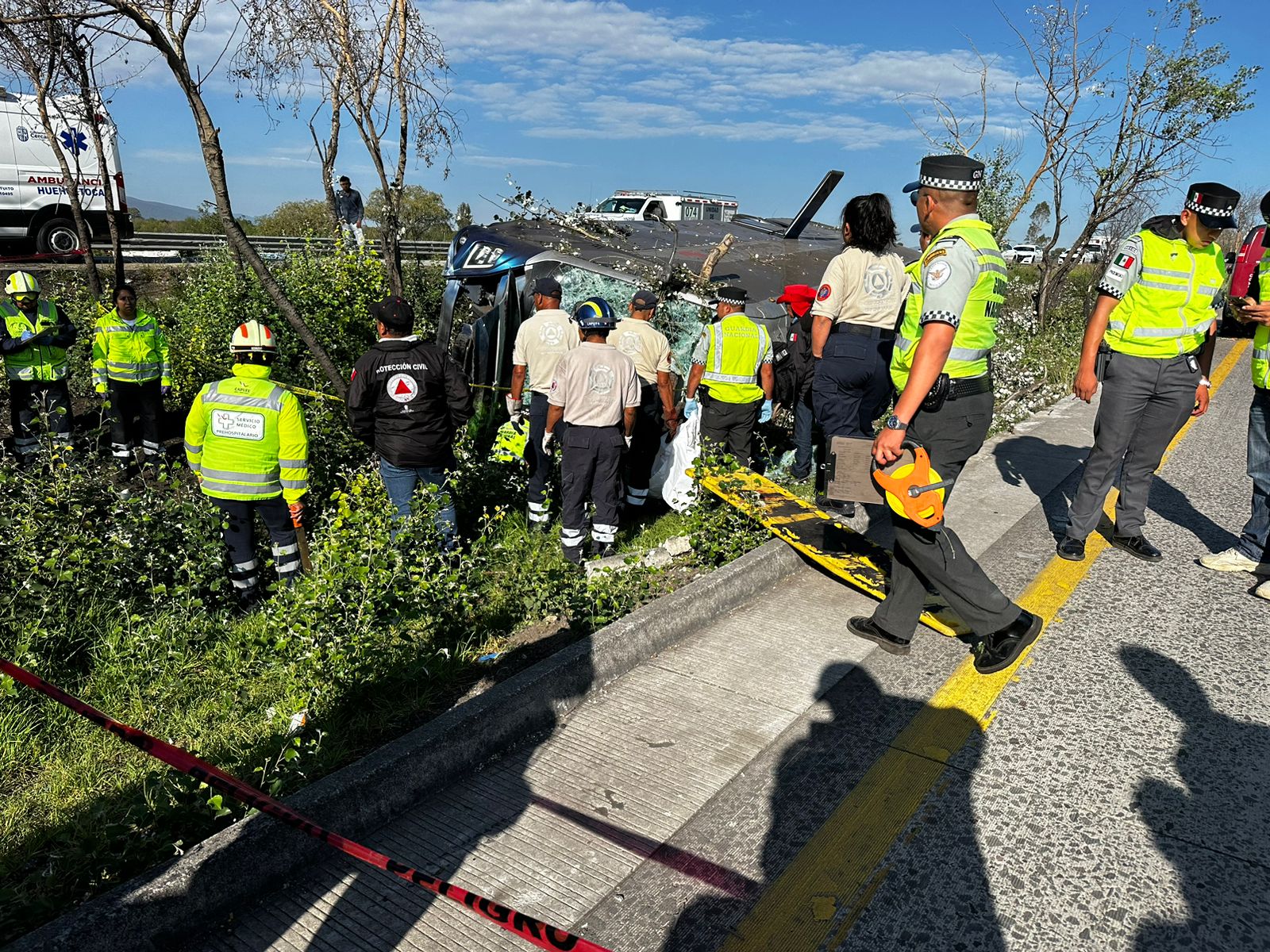 Al menos 7 muertos y 13 heridos tras volcar un autobús en México