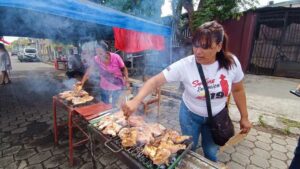 Alfabetizadores realizan una feria gastronómica en saludo al 43 aniversario de la CNA
