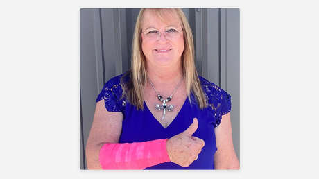 Una mujer es atacada por una serpiente caída del cielo y un halcón al mismo tiempo